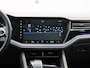 Volkswagen Touareg 3.0 TSi eHybrid 4MOTION Elegance 381 PK | V6 | Luchtvering | Plug-In | Nightvision | Panorama Dak | Trekhaak | Head-Updisplay | Stoelverwarming Voor & Achter | Dynaudio | Geheugenfunctie stoelen | Dealer Onderhouden
