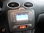 Ford Focus 1.8 Limited 126 pk, Airco, Bluetooth, Boordcomputer, Cruise control, Parkeersensoren achter, Elektronische remkrachtverdeling, Elektronisch Stabiliteits Programma, Verwarmde voorruit Deze Ford Focus 1.8 Limited uit 2010 bewijst dat je niet nieuw hoeft te rijden om kwaliteit en comfort te ervaren. Met zijn krachtige 1.8-liter motor en fijne rijgedrag is hij ideaal voor zow