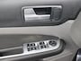 Ford Focus 1.8 Limited 126 pk, Airco, Bluetooth, Boordcomputer, Cruise control, Parkeersensoren achter, Elektronische remkrachtverdeling, Elektronisch Stabiliteits Programma, Verwarmde voorruit Deze Ford Focus 1.8 Limited uit 2010 bewijst dat je niet nieuw hoeft te rijden om kwaliteit en comfort te ervaren. Met zijn krachtige 1.8-liter motor en fijne rijgedrag is hij ideaal voor zow