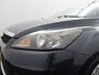 Ford Focus 1.8 Limited 126 pk, Airco, Bluetooth, Boordcomputer, Cruise control, Parkeersensoren achter, Elektronische remkrachtverdeling, Elektronisch Stabiliteits Programma, Verwarmde voorruit Deze Ford Focus 1.8 Limited uit 2010 bewijst dat je niet nieuw hoeft te rijden om kwaliteit en comfort te ervaren. Met zijn krachtige 1.8-liter motor en fijne rijgedrag is hij ideaal voor zow