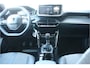 Peugeot 2008 1.2 PURETECH 100PK ALLURE | Climate controle | Cruise Controle | 17'' Lichtmetalen velgen | 360° camera | Navigatie | Achterbank in delen neerklapbaar | Achteruitrijcamera | Achteruitrijcamera