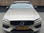 Volvo V60 2.0 B3 Essential Automaat | Google Maps Navigatiesysteem | Apple CarPlay | LED verlichting | Stoel & stuurwielverwarming | Cruise & Climate control | Draadloze telefoonlader | Achteruitrijcamera | Parkeersensoren achter