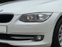 BMW 3-Serie E93 LCI 320d Cabriolet High Executive Aut.-6 | 73.755 km.! | 2e eigenaresse | 100% dealer-onderhouden | Youngtimer | Bijtellingsvriendelijk! |