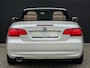 BMW 3-Serie E93 LCI 320d Cabriolet High Executive Aut.-6 | 73.755 km.! | 2e eigenaresse | 100% dealer-onderhouden | Youngtimer | Bijtellingsvriendelijk! |