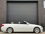 BMW 3-Serie E93 LCI 320d Cabriolet High Executive Aut.-6 | 73.755 km.! | 2e eigenaresse | 100% dealer-onderhouden | Youngtimer | Bijtellingsvriendelijk! |