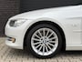BMW 3-Serie E93 LCI 320d Cabriolet High Executive Aut.-6 | 73.755 km.! | 2e eigenaresse | 100% dealer-onderhouden | Youngtimer | Bijtellingsvriendelijk! |
