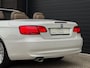 BMW 3-Serie E93 LCI 320d Cabriolet High Executive Aut.-6 | 73.755 km.! | 2e eigenaresse | 100% dealer-onderhouden | Youngtimer | Bijtellingsvriendelijk! |