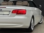 BMW 3-Serie E93 LCI 320d Cabriolet High Executive Aut.-6 | 73.755 km.! | 2e eigenaresse | 100% dealer-onderhouden | Youngtimer | Bijtellingsvriendelijk! |