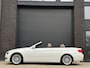 BMW 3-Serie E93 LCI 320d Cabriolet High Executive Aut.-6 | 73.755 km.! | 2e eigenaresse | 100% dealer-onderhouden | Youngtimer | Bijtellingsvriendelijk! |