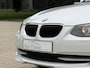 BMW 3-Serie E93 LCI 320d Cabriolet High Executive Aut.-6 | 73.755 km.! | 2e eigenaresse | 100% dealer-onderhouden | Youngtimer | Bijtellingsvriendelijk! |