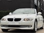 BMW 3-Serie E93 LCI 320d Cabriolet High Executive Aut.-6 | 73.755 km.! | 2e eigenaresse | 100% dealer-onderhouden | Youngtimer | Bijtellingsvriendelijk! |