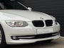 BMW 3-Serie E93 LCI 320d Cabriolet High Executive Aut.-6 | 73.755 km.! | 2e eigenaresse | 100% dealer-onderhouden | Youngtimer | Bijtellingsvriendelijk! |