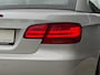 BMW 3-Serie E93 LCI 320d Cabriolet High Executive Aut.-6 | 73.755 km.! | 2e eigenaresse | 100% dealer-onderhouden | Youngtimer | Bijtellingsvriendelijk! |