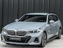 BMW 5-Serie Touring 530e xDrive M-SPORT | 360 CAMERA | ICONIC GRILL | HEAD-UP | ADAPTIVE LED | AMBIANCE VERLICHTING | COMFORT ACCESS | ADAPTIVE LED | ELEKTR. VERST. STOELEN | BOWERS & WILKINS | EL. TREKHAAK