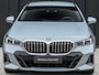 BMW 5-Serie Touring 530e xDrive M-SPORT | 360 CAMERA | ICONIC GRILL | HEAD-UP | ADAPTIVE LED | AMBIANCE VERLICHTING | COMFORT ACCESS | ADAPTIVE LED | ELEKTR. VERST. STOELEN | BOWERS & WILKINS | EL. TREKHAAK
