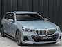 BMW 5-Serie Touring 530e xDrive M-SPORT | 360 CAMERA | ICONIC GRILL | HEAD-UP | ADAPTIVE LED | AMBIANCE VERLICHTING | COMFORT ACCESS | ADAPTIVE LED | ELEKTR. VERST. STOELEN | BOWERS & WILKINS | EL. TREKHAAK