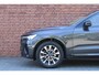 Volvo XC60 B4 Plus Dark Diesel | Platinum Grey Metallic | Intellisafe Line | Climate Line | Zwart Lederen Bekleding | Trekhaak semi Electrisch |