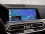 BMW X5 xDrive45e M Sport High Executive 395Pk Automaat (PANORAMADAK, APPLE CARPLAY, LUCHTVERING, HEAD-UP DISPLAY, HARMAN/KARDON, LASER KOPLAMPEN, COMFORTSTOELEN, LIVE COCKPIT PRO, ADAPTIVE CRUISE, NIEUWSTAAT)