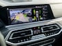 BMW X5 xDrive45e M Sport High Executive 395Pk Automaat (PANORAMADAK, APPLE CARPLAY, LUCHTVERING, HEAD-UP DISPLAY, HARMAN/KARDON, LASER KOPLAMPEN, COMFORTSTOELEN, LIVE COCKPIT PRO, ADAPTIVE CRUISE, NIEUWSTAAT)