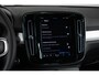 Volvo XC40 B4 Plus Dark | Verwarmde Voorstoelen+Stuurwiel | Verwarmde voorruit | Semi-Elektrische Trekhaak | Harman Kardon Premium Audio | Apple Carplay / Android Auto | Electrisch bedienbare voorstoelen | Google infotaiment