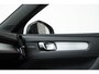 Volvo XC40 B4 Plus Dark | Verwarmde Voorstoelen+Stuurwiel | Verwarmde voorruit | Semi-Elektrische Trekhaak | Harman Kardon Premium Audio | Apple Carplay / Android Auto | Electrisch bedienbare voorstoelen | Google infotaiment