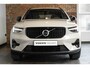 Volvo XC40 B4 Plus Dark | Verwarmde Voorstoelen+Stuurwiel | Verwarmde voorruit | Semi-Elektrische Trekhaak | Harman Kardon Premium Audio | Apple Carplay / Android Auto | Electrisch bedienbare voorstoelen | Google infotaiment