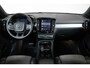 Volvo XC40 B4 Plus Dark | Verwarmde Voorstoelen+Stuurwiel | Verwarmde voorruit | Semi-Elektrische Trekhaak | Harman Kardon Premium Audio | Apple Carplay / Android Auto | Electrisch bedienbare voorstoelen | Google infotaiment