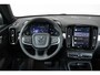 Volvo XC40 B4 Plus Dark | Verwarmde Voorstoelen+Stuurwiel | Verwarmde voorruit | Semi-Elektrische Trekhaak | Harman Kardon Premium Audio | Apple Carplay / Android Auto | Electrisch bedienbare voorstoelen | Google infotaiment