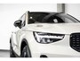 Volvo XC40 B4 Plus Dark | Verwarmde Voorstoelen+Stuurwiel | Verwarmde voorruit | Semi-Elektrische Trekhaak | Harman Kardon Premium Audio | Apple Carplay / Android Auto | Electrisch bedienbare voorstoelen | Google infotaiment