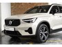 Volvo XC40 B4 Plus Dark | Verwarmde Voorstoelen+Stuurwiel | Verwarmde voorruit | Semi-Elektrische Trekhaak | Harman Kardon Premium Audio | Apple Carplay / Android Auto | Electrisch bedienbare voorstoelen | Google infotaiment