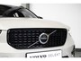 Volvo XC40 B4 Plus Dark | Verwarmde Voorstoelen+Stuurwiel | Verwarmde voorruit | Semi-Elektrische Trekhaak | Harman Kardon Premium Audio | Apple Carplay / Android Auto | Electrisch bedienbare voorstoelen | Google infotaiment
