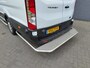Ford Transit 2.0TDCI 130pk 350 L4H3 Navi Camera Pdc Apple Carplay Android WiFi Airco Cruise Control Voorruit-Verwarmd Regensensor DAB Schuifdeur Betonplex Vloer Wandbetimmering Roll Stability Control Led Spoorwisselassist Euro 6 Zeer Compleet!