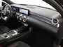 Mercedes-Benz A-klasse 180 AMG Line / Achteruitrijcamera / Panaroma-schuifdak / Night-Pakket / 19Inch-Multispaaks /
