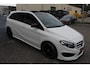 Mercedes-Benz B-klasse 180 AMG Night edition Automaat Nederlandse auto/Panoramadak/Navigatie/Airco/Cruise control/Led koplampen/Lederen+alcantara bekleding/Parkeersensoren voor+achter/Start-stop systeem/Lichtmetalen velgen