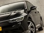 Volkswagen Golf 1.5 TSI R-Line Sport 150Pk Automaat (2X R-LINE, SCHUIFDAK, APPLE CARPLAY, KUIPSTOELEN, SFEERVERLICHTING, CAMERA, STUUR/STOELVERWARMING, ADAPTIVE CRUISE, KEYLESS, NIEUWSTAAT)