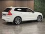 Volvo XC60 T6 AWD Recharge Ultimate Dark Long Range | Luchtvering | Trekhaak | 360° Camera | Head-Up Display | Harman Kardon | Crystal White | Adaptieve Cruise Control | Standkachel met Volvo On Call App | Stoel en Stuurwielverwarming | Full LED meesturende koplampe