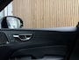 Volvo XC60 T6 AWD Recharge Ultimate Dark Long Range | Luchtvering | Trekhaak | 360° Camera | Head-Up Display | Harman Kardon | Crystal White | Adaptieve Cruise Control | Standkachel met Volvo On Call App | Stoel en Stuurwielverwarming | Full LED meesturende koplampe