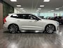 Volvo XC60 T6 AWD Recharge Ultimate Dark Long Range | Luchtvering | Trekhaak | 360° Camera | Head-Up Display | Harman Kardon | Crystal White | Adaptieve Cruise Control | Standkachel met Volvo On Call App | Stoel en Stuurwielverwarming | Full LED meesturende koplampe