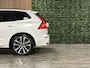 Volvo XC60 T6 AWD Recharge Ultimate Dark Long Range | Luchtvering | Trekhaak | 360° Camera | Head-Up Display | Harman Kardon | Crystal White | Adaptieve Cruise Control | Standkachel met Volvo On Call App | Stoel en Stuurwielverwarming | Full LED meesturende koplampe