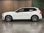 Volvo XC60 T6 AWD Recharge Ultimate Dark Long Range | Luchtvering | Trekhaak | 360° Camera | Head-Up Display | Harman Kardon | Crystal White | Adaptieve Cruise Control | Standkachel met Volvo On Call App | Stoel en Stuurwielverwarming | Full LED meesturende koplampe