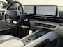 Hyundai Ioniq 6 Lounge 77.4 kWh / NL Auto / 10-2029 Fabrieksgarantie / SOH 100 % / Trekhaak afneembaar 1.500 kg / WLTP 545 km / Warmtepomp / Wit Leder / HUD / Camera 360° /