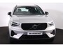 Volvo XC40 B4 Plus Dark - IntelliSafe Assist & Surround - Harman/Kardon audio - Parkeercamera achter - Verwarmde voorstoelen & stuur - Parkeersensoren voor & achter - Elektr. bedienb. voorstoelen met geheugen links - Draadloze tel. lader - Elektr. inklapbare trekhaak - 18' LMV