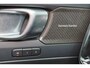 Volvo XC40 B4 Plus Dark - IntelliSafe Assist & Surround - Harman/Kardon audio - Parkeercamera achter - Verwarmde voorstoelen & stuur - Parkeersensoren voor & achter - Elektr. bedienb. voorstoelen met geheugen links - Draadloze tel. lader - Elektr. inklapbare trekhaak - 18' LMV