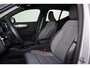 Volvo XC40 B4 Plus Dark - IntelliSafe Assist & Surround - Harman/Kardon audio - Parkeercamera achter - Verwarmde voorstoelen & stuur - Parkeersensoren voor & achter - Elektr. bedienb. voorstoelen met geheugen links - Draadloze tel. lader - Elektr. inklapbare trekhaak - 18' LMV