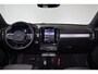 Volvo XC40 B4 Plus Dark - IntelliSafe Assist & Surround - Harman/Kardon audio - Parkeercamera achter - Verwarmde voorstoelen & stuur - Parkeersensoren voor & achter - Elektr. bedienb. voorstoelen met geheugen links - Draadloze tel. lader - Elektr. inklapbare trekhaak - 18' LMV