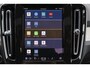 Volvo XC40 B4 Plus Dark - IntelliSafe Assist & Surround - Harman/Kardon audio - Parkeercamera achter - Verwarmde voorstoelen & stuur - Parkeersensoren voor & achter - Elektr. bedienb. voorstoelen met geheugen links - Draadloze tel. lader - Elektr. inklapbare trekhaak - 18' LMV