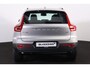 Volvo XC40 B4 Plus Dark - IntelliSafe Assist & Surround - Harman/Kardon audio - Parkeercamera achter - Verwarmde voorstoelen & stuur - Parkeersensoren voor & achter - Elektr. bedienb. voorstoelen met geheugen links - Draadloze tel. lader - Elektr. inklapbare trekhaak - 18' LMV