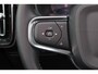 Volvo XC40 B4 Plus Dark - IntelliSafe Assist & Surround - Harman/Kardon audio - Parkeercamera achter - Verwarmde voorstoelen & stuur - Parkeersensoren voor & achter - Elektr. bedienb. voorstoelen met geheugen links - Draadloze tel. lader - Elektr. inklapbare trekhaak - 18' LMV