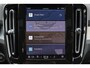 Volvo XC40 B4 Plus Dark - IntelliSafe Assist & Surround - Harman/Kardon audio - Parkeercamera achter - Verwarmde voorstoelen & stuur - Parkeersensoren voor & achter - Elektr. bedienb. voorstoelen met geheugen links - Draadloze tel. lader - Elektr. inklapbare trekhaak - 18' LMV