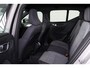 Volvo XC40 B4 Plus Dark - IntelliSafe Assist & Surround - Harman/Kardon audio - Parkeercamera achter - Verwarmde voorstoelen & stuur - Parkeersensoren voor & achter - Elektr. bedienb. voorstoelen met geheugen links - Draadloze tel. lader - Elektr. inklapbare trekhaak - 18' LMV